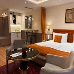 Charles Aparthotel 3*