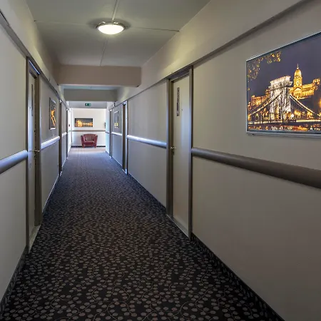 Charles Aparthotel 3*