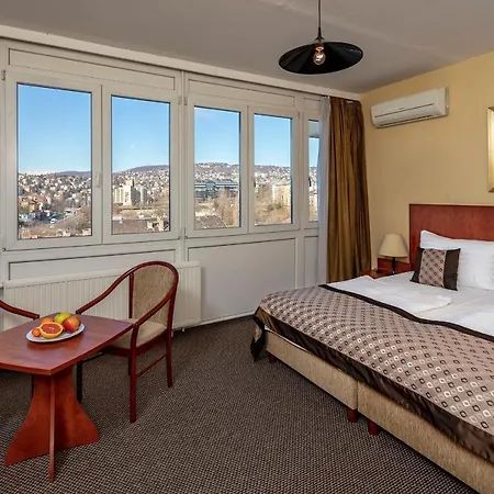 Aparthotel Charles 3*