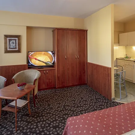 Charles Aparthotel 3*