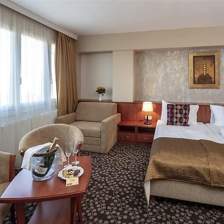 Charles 3* Budapeşte