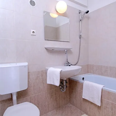 Aparthotel Charles 3*